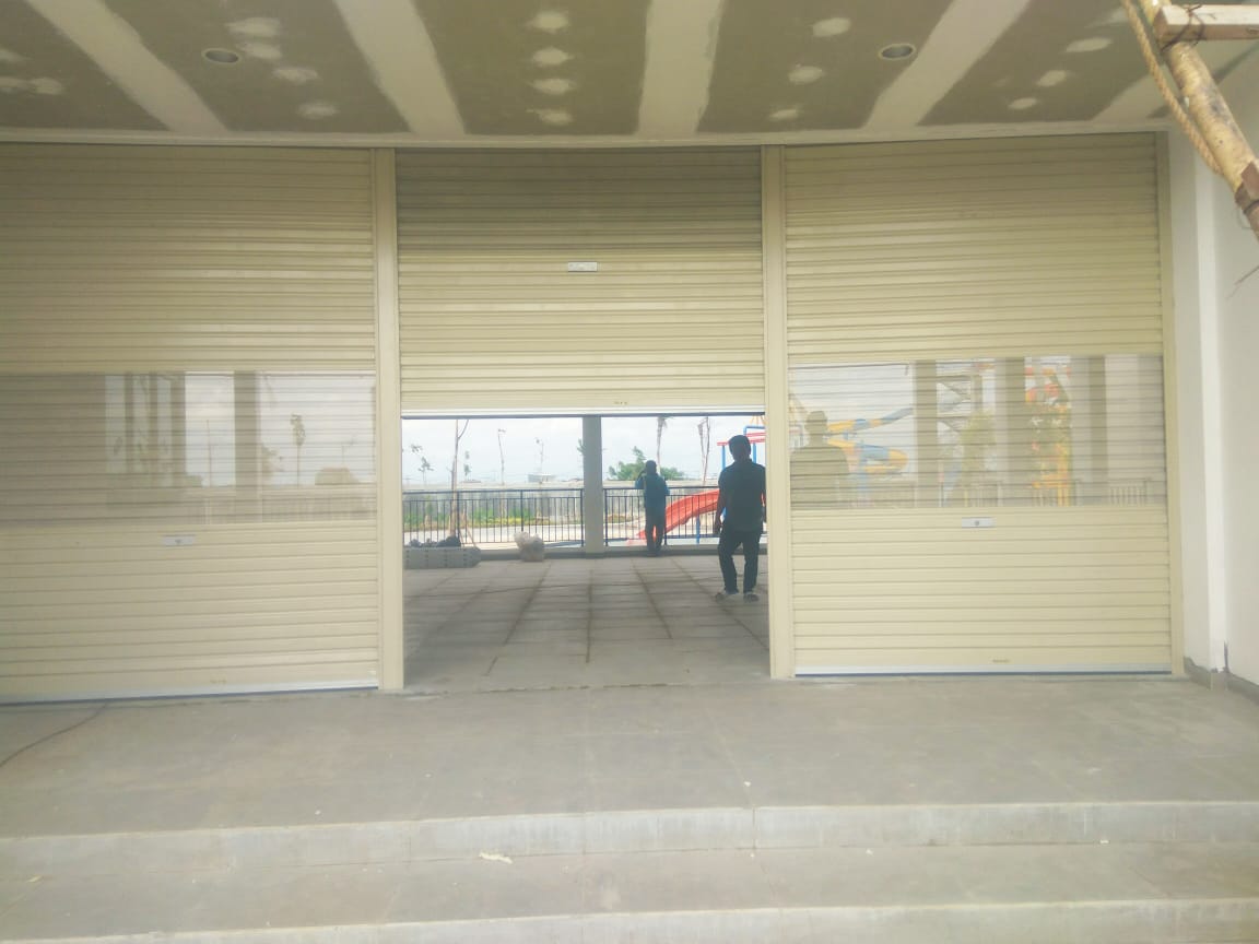 Rolling Door One Sheet terpasang di gudang